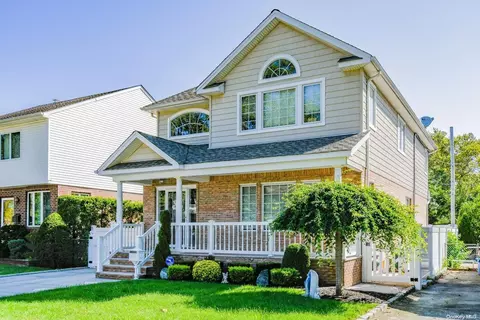 542 Beech St, North Hempstead, NY 11040