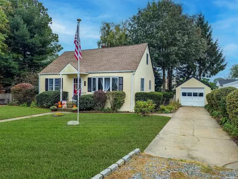 124 Jaycox Ave, Islip, NY 11751