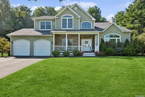 7 Wagon Wheel Ct, Smithtown, NY 11787