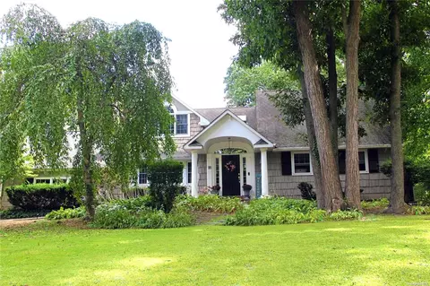 18 Greenhill Ln, Huntington, NY 11743