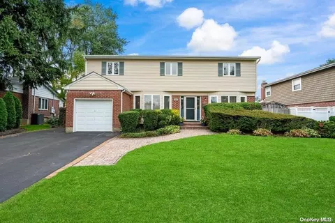 16 Jeremy Ave, Plainview, NY 11803