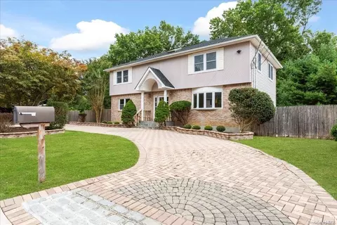 29 Columbo Dr, Wyandanch, NY 11798