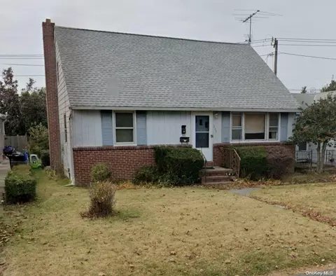333 N 7th St, Lindenhurst, NY 11757