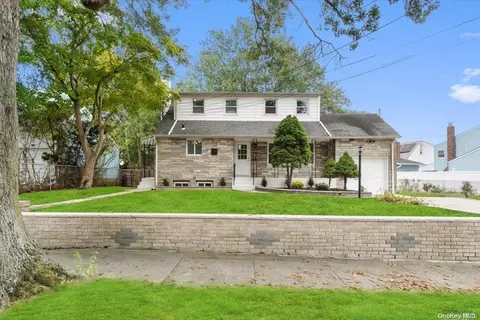 110 Maple Dr, Amityville, NY 11701