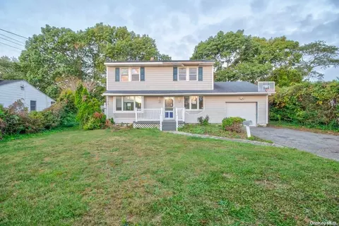 84 Meroke Ln, East Islip, NY 11730