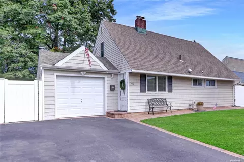 25 Collector Ln, Levittown, NY 11756