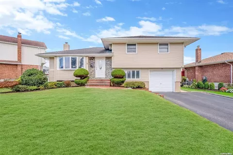 30 Spector Ln, Plainview, NY 11803