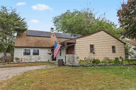215 Avondale Dr, Centereach, NY 11720