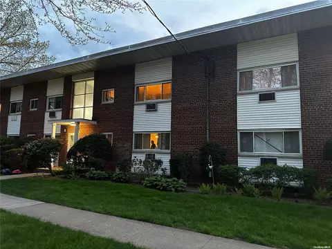 125 Hempstead Garden Dr #R1D, West Hempstead, NY 11552
