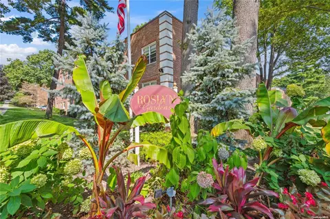 92 Edwards St #1B, North Hempstead, NY 11577
