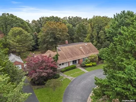 275 Woodacres Rd, Brookhaven, NY 11772