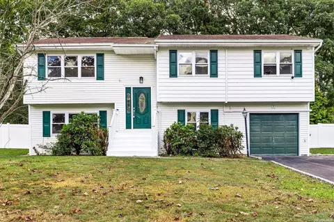 43 Woodbrook Dr, Ridge, NY 11961