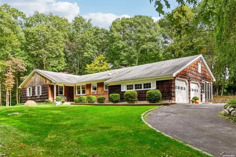 32 Farm Rd, Saint James, NY 11780