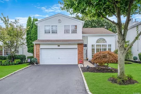 97 Fairway View Dr #97, Commack, NY 11725