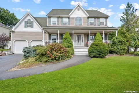 8 Cypress Ct, Smithtown, NY 11787