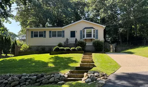 4 Flanders Rd, Sound Beach, NY 11789