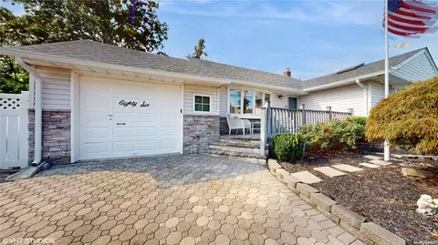 86 Maybrook Rd, North Babylon, NY 11703