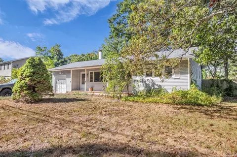 41 Peeker Ave, Mastic Beach, NY 11951