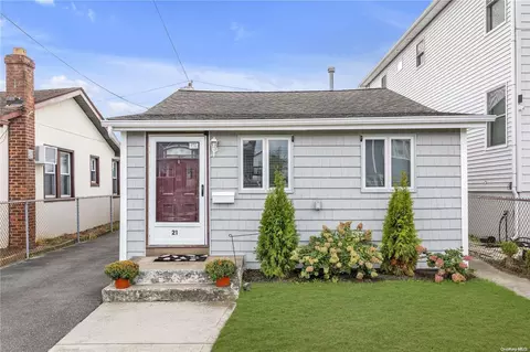 21 Hastings Rd, Island Park, NY 11558