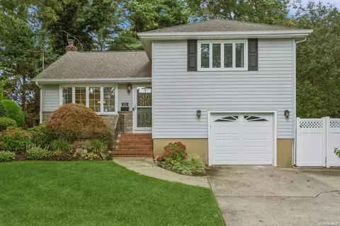 211 Von Huenfeld St, Massapequa Park, NY 11762