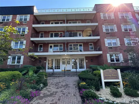 70 N Grove St #1R, Freeport, NY 11520