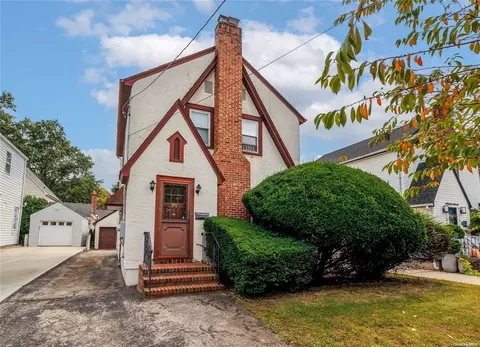 25 Hickory St, Floral Park, NY 11001