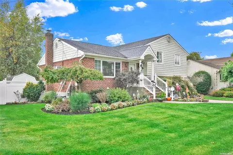 9 Hudson St, Hicksville, NY 11801