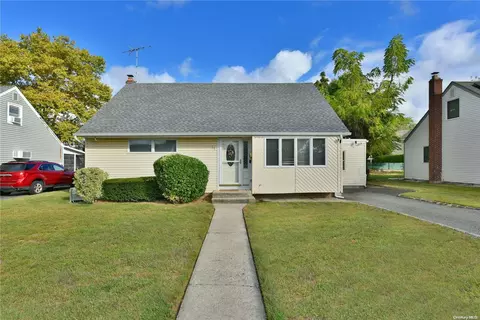 81 Campbell St, North Hempstead, NY 11040