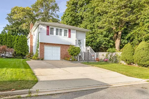 4071 Remsen St, Seaford, NY 11783