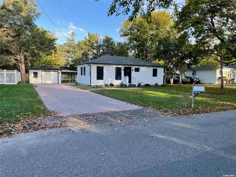 16 Winnie Rd, Center Moriches, NY 11934