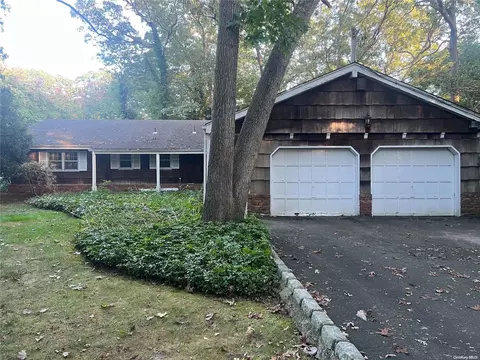 6 Chelsea Pl, Dix Hills, NY 11746