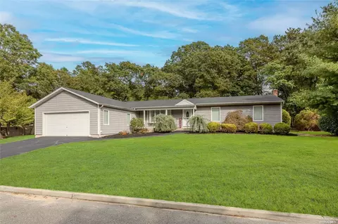 3 Ferrick Ave, Medford, NY 11763