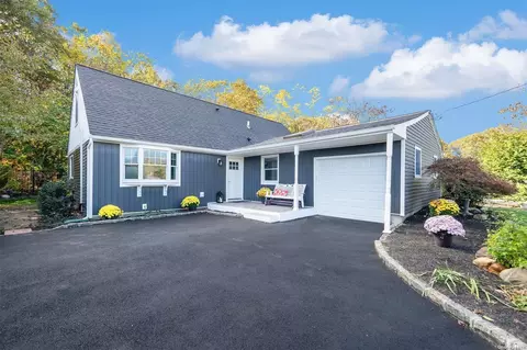 228 Stuyvesant Dr, Selden, NY 11784