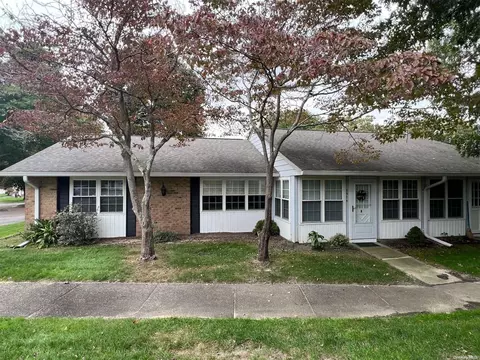 292 Cardiff Ct # A, Ridge, NY 11961