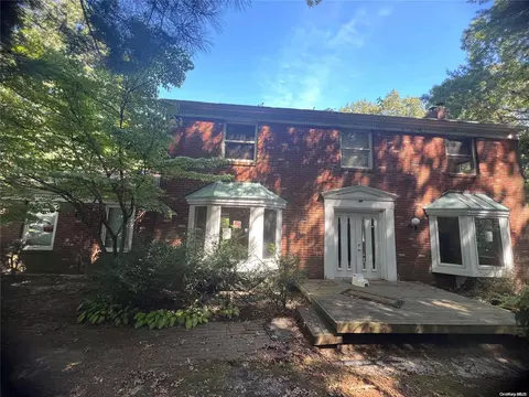 14 Richbourne Ln, Melville, NY 11747