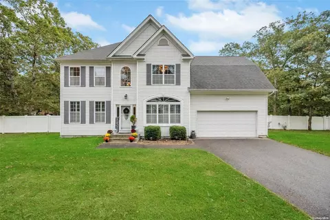7 Horstead Ct, Yaphank, NY 11980