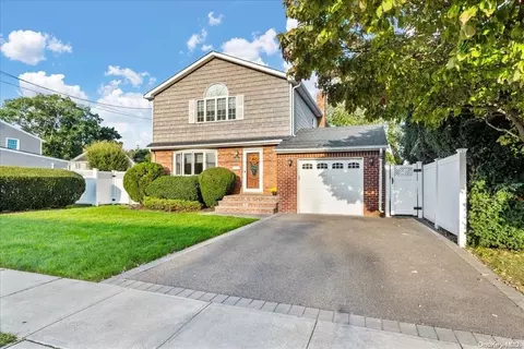 154 N Windhorst Ave, Bethpage, NY 11714