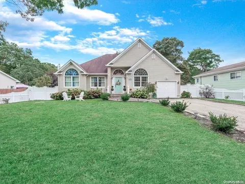28 Oakmont Ave, Selden, NY 11784
