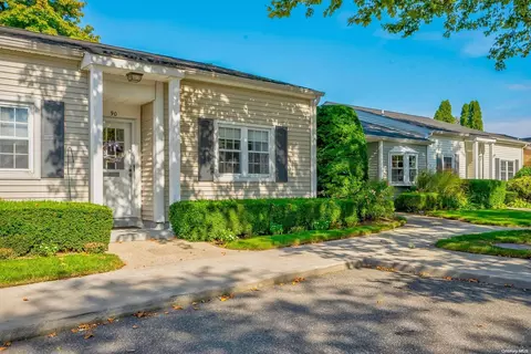 90 Harbor Dr S #90, Babylon, NY 11701