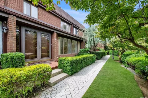 18 Acorn Ponds Dr #18, North Hempstead, NY 11576