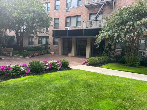 3 Birchwood Ct #3L, North Hempstead, NY 11501
