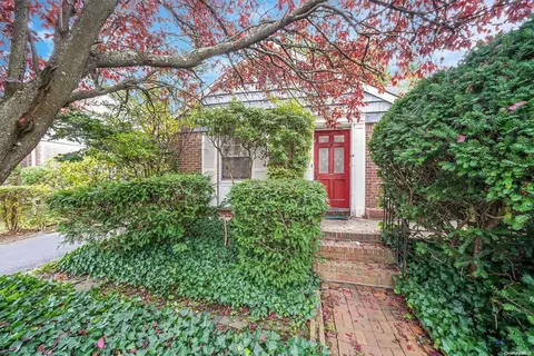 34 Fairfield Ln, North Hempstead, NY 11040