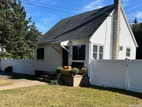 81 Corbin Ave, Shirley, NY 11967
