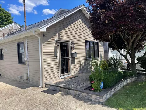 1035 Braxton St, Uniondale, NY 11553