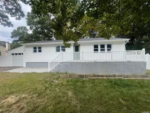 15 Adams Ln, Middle Island, NY 11953