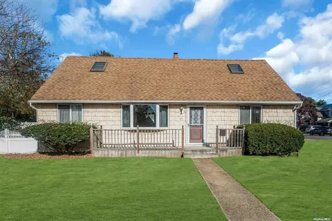 21 Fern Ter, West Babylon, NY 11704