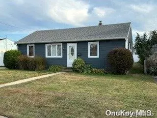 41 E Halycon Rd, Lindenhurst, NY 11757