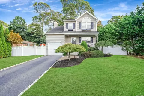 8 Carriage Ln, Center Moriches, NY 11934