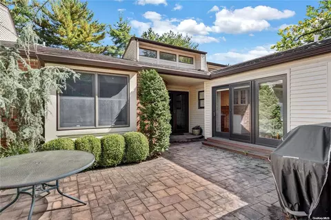 202 Hummingbird Rd #202, North Hempstead, NY 11030