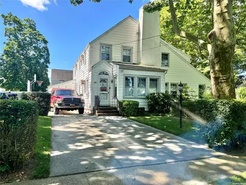 42 Salisbury Ave, Stewart Manor, NY 11530